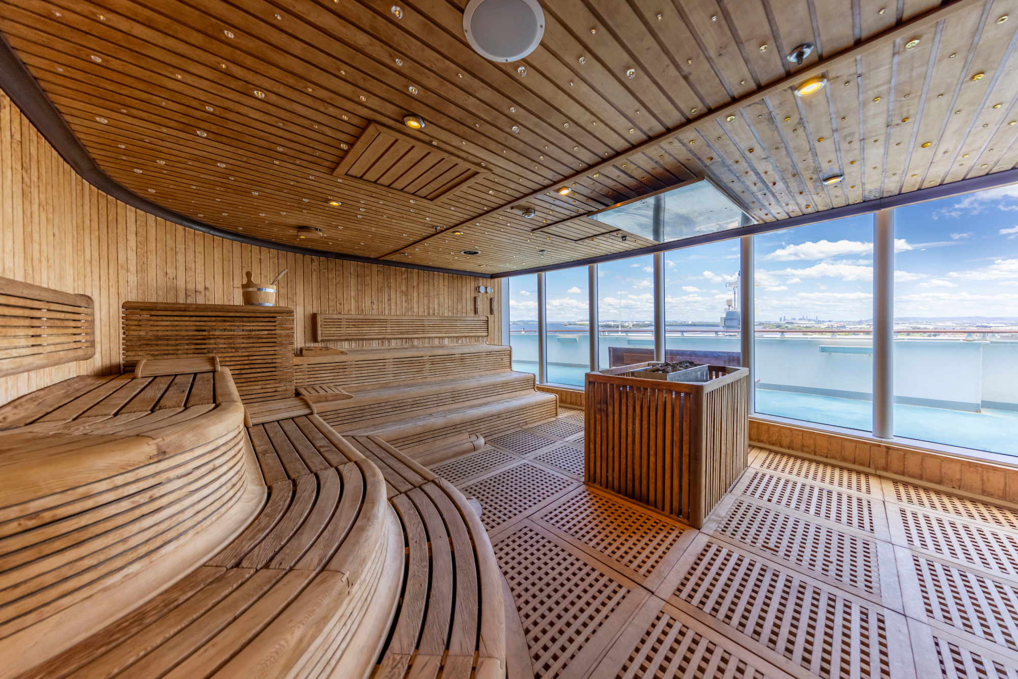 MyCruise Carnival Luminosa Offentlige-arealer Pool-spa7